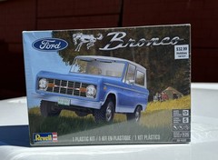 Revell Ford Bronco 1/25 Scale Plastic Model Car Kit 85-4320