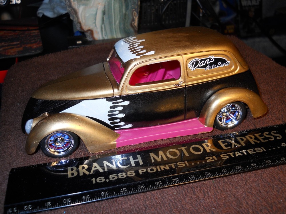 Lindberg 1:25 ’38 Custom Ford Van/Delivery Beautiful Built Old Model Car. !!