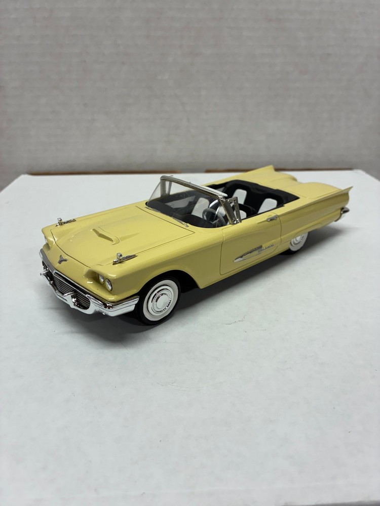 VINTAGE AMT 1/25 1959 FORD T-BIRD CONV. PRO BUILT & FINISHED IN CASINO CREAM