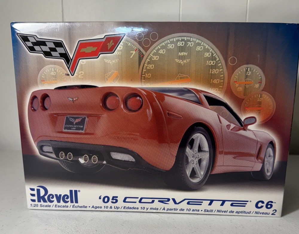 Revell 2840 2005 Corvette C6 1:25 Scale Model Kit unopened dented box