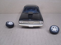 1971 PLYMOUTH HEMI DUSTER 1/25 scale model car kit…nice-needs a little help