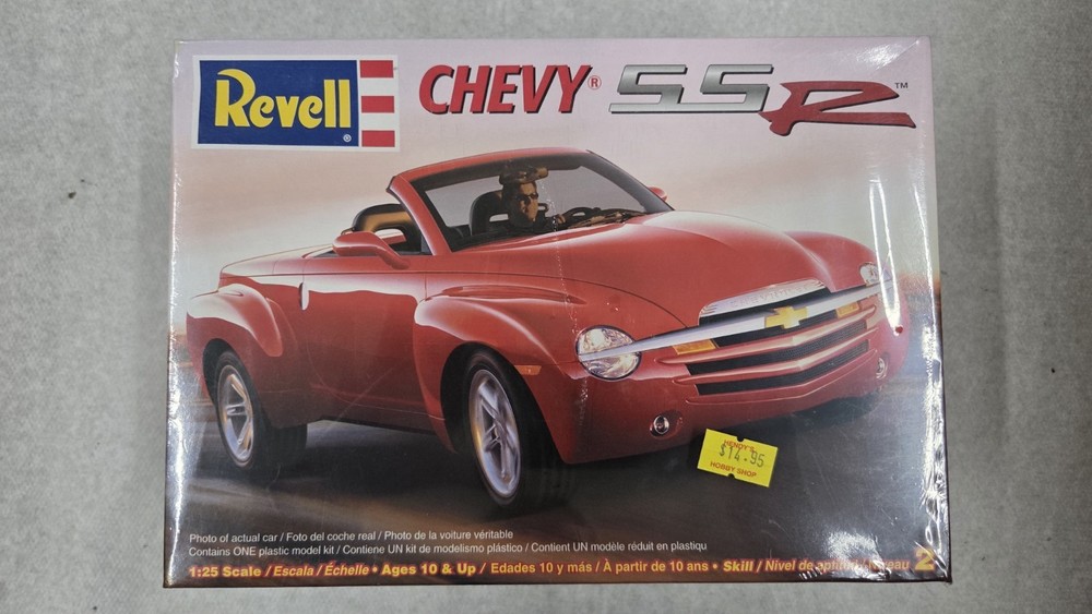 Revell 85-7691 CHEVY SSR Truck 1/25 REVELL 2003 Model Kit Sealed