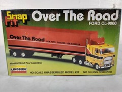 Over The Road Ford CL-9000 Sleeper Lindberg Snap Fit HO Scale Model Kit # 1047
