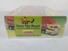 Over The Road Ford CL-9000 Sleeper Lindberg Snap Fit HO Scale Model Kit # 1047