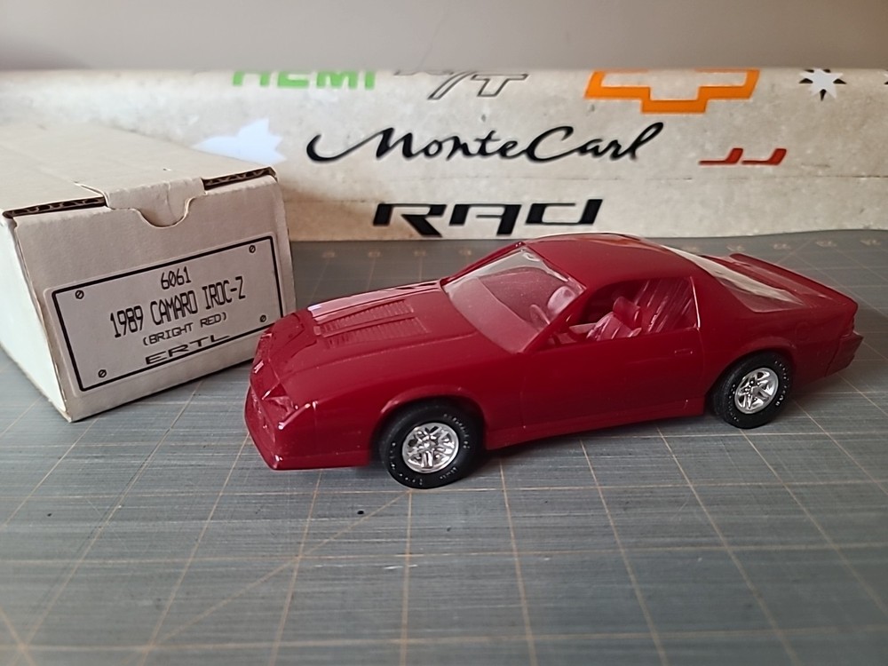 Chevy Promo 1989 Camaro Iroc-Z Bright Red 1/25 Scale Promo Model Car 6061