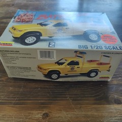 Lindberg Baywatch Lifeguard Truck 1:20 Yellow Model Kit Skill Level 2