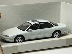 Brookfield 1:24 Scale 1997 Oldsmobile Aurora Promo Car with Box, White