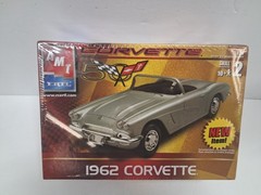 AMT ERTL 1:25 1962 Silver Chevrolet Corvette Model Kit #31824 – Sealed