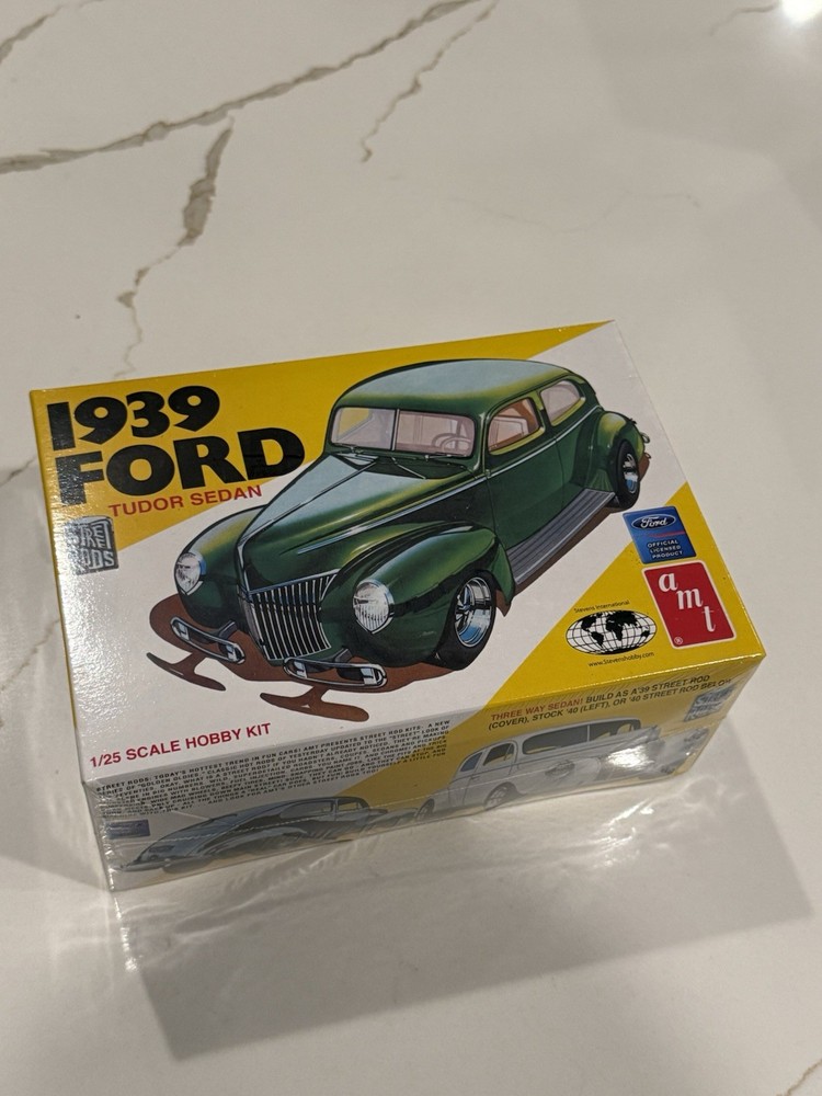 AMT 1:25 1939 Ford Tudor Sedan Street Rods Plastic Model Car Kit 38484-1HD
