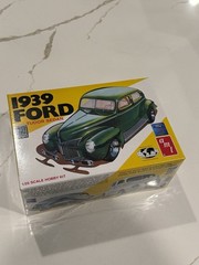 AMT 1:25 1939 Ford Tudor Sedan Street Rods Plastic Model Car Kit 38484-1HD