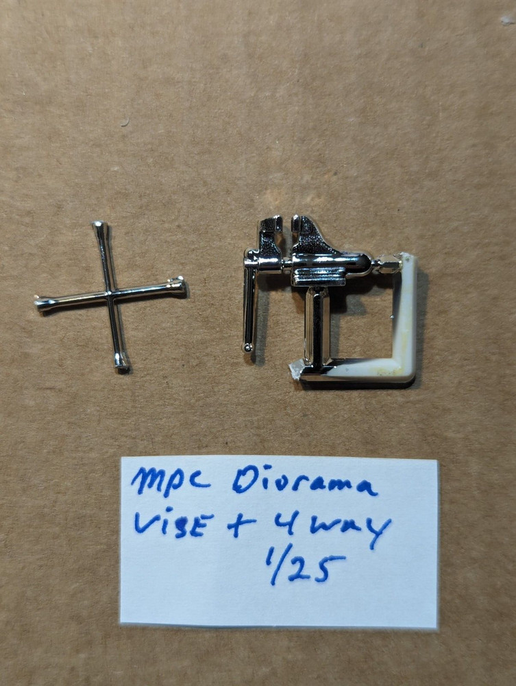 MPC DIORAMA VISE AND 4 WAY NEW! 1/25