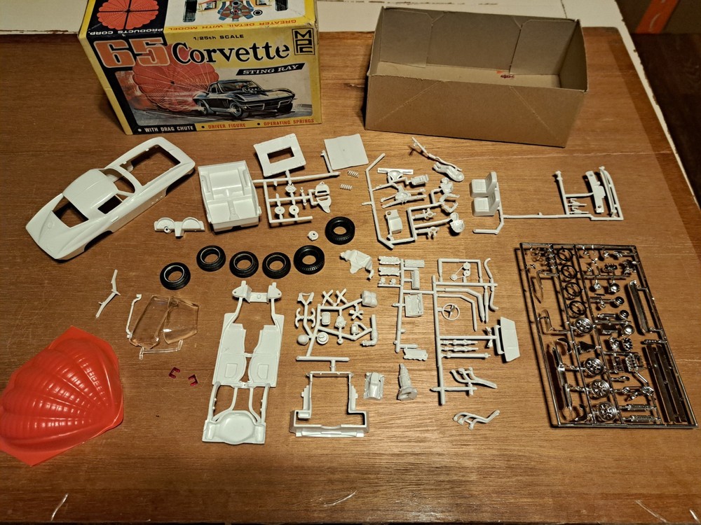VINTAGE MPC 1965 CORVETTE STING RAY 1/25 SCALE MODEL KIT – GREAT CONDITION!!!!!!
