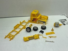 1/25 1956 FORD F-100 PICKUP TRUCK YELLOW PARTS MODEL CAR KIT
