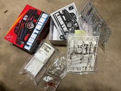1/25 1994 Ford F150 SVT Lightning Pickup New Open Box Complete Kit in Plastic