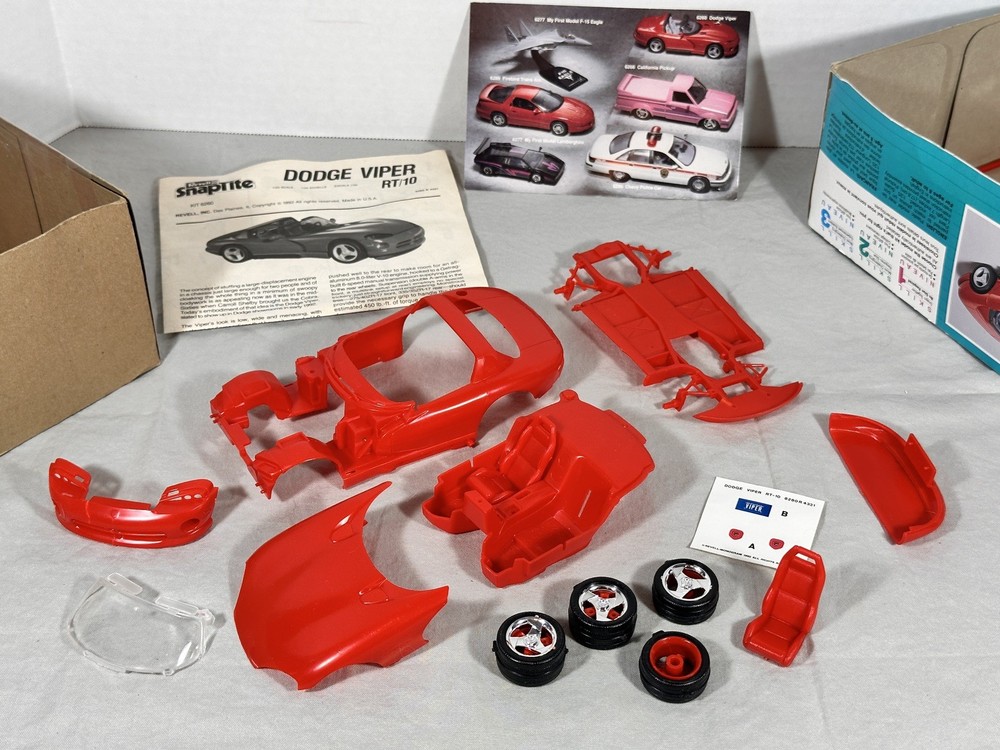 1/25 Scale Dodge Viper RT/10 Revell Model Kit Unbuilt RED dated 1992 #6260