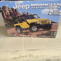 Revell 1:25 Jeep Wrangler Rubicon Plastic Model Kit 85-4501 Factory Sealed