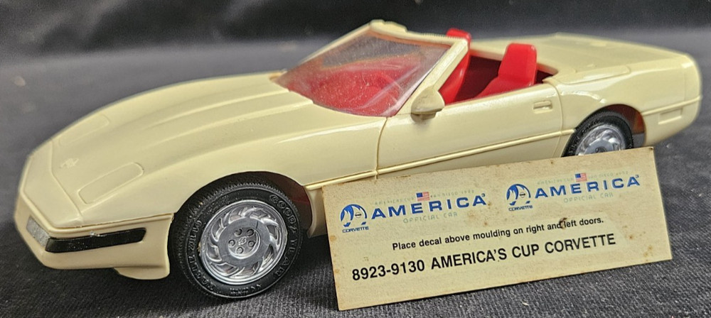 1992 Corvette Convertible Artic White/Red Interior Dealer Promo Amt Ertl