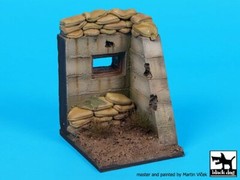 Black Dog 1/35 Bunker Gun Hole Section with Sandbags Base (60 x 80mm) D35102