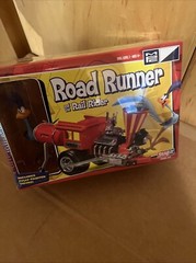 MPC SNAP IT MODEL KIT ROAD RUNNER & BEEP BEEP T WITH 4.5″ TALL VINYL FIGURE NISP
