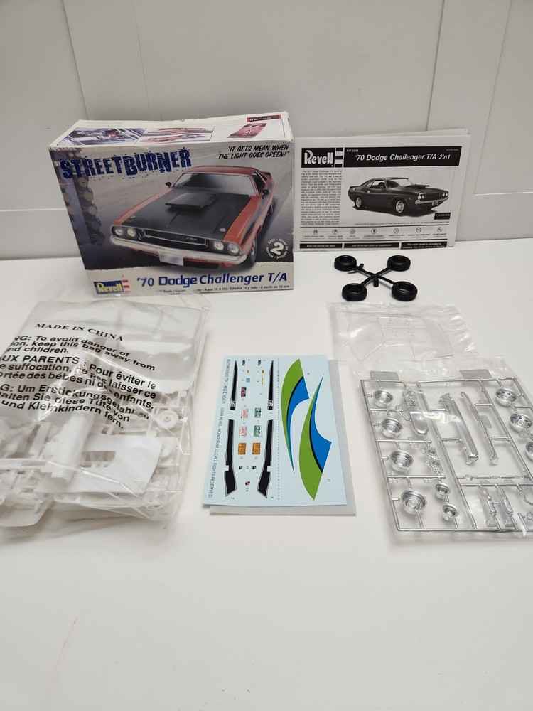 Revell 1970 Dodge Challenger T/A 1/25 Scale StreetBurner Model 85-2596 Box Wear