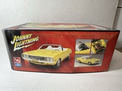 AMT 1970 Dodge Challenger R/T 1:25 Model Kit #38538 (UNBUILT / NO DIECAST CAR)