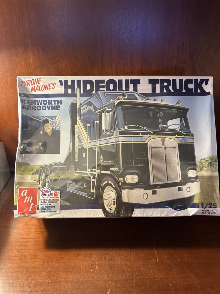 AMT 1158 1/25 Hideout Transporter Kenworth Tyrone Malone Truck