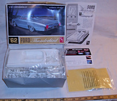 AMT 1962 FORD THUNDERBIRD CONVERTIBLE 2 IN 1 CAR MODEL KIT 1:25 682