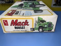 Vintage Original AMT Mack R685ST Semi Tractor Model Kit T535