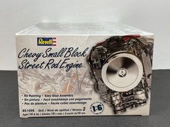 Revell Chevy Small Block Street Rod Engine Kit 1:6 Die Cast w/Display Stand New