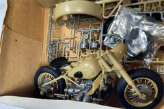 ESCI MOTORCYCLE BMW R / 75 W SIDECAR SCALE 1/9TH MODEL KIT BOX `86′ APEX SPIELWA