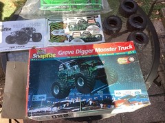 Revell Monogram 85-1901 Snaptite Grave Digger Monster Truck 1/25 Model Kit