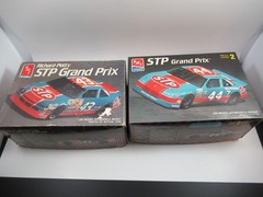 2 Model Kits # 6892 & 6728 Grand Prix STP Petty Open Box New Contents Scale 1:25