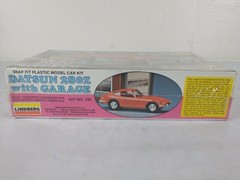 Datsun 280Z with Garage Lindberg SnapFit 1:32 Model Kit # 390