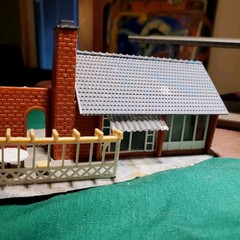 Faller No.264 – H0 60’s Vintage House w/Outdoor Patio & RR Train Platformloo