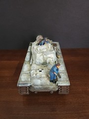 1/35 Built Soviet Russian KV-1 Tank Winter WWII with 2 Crew Figures