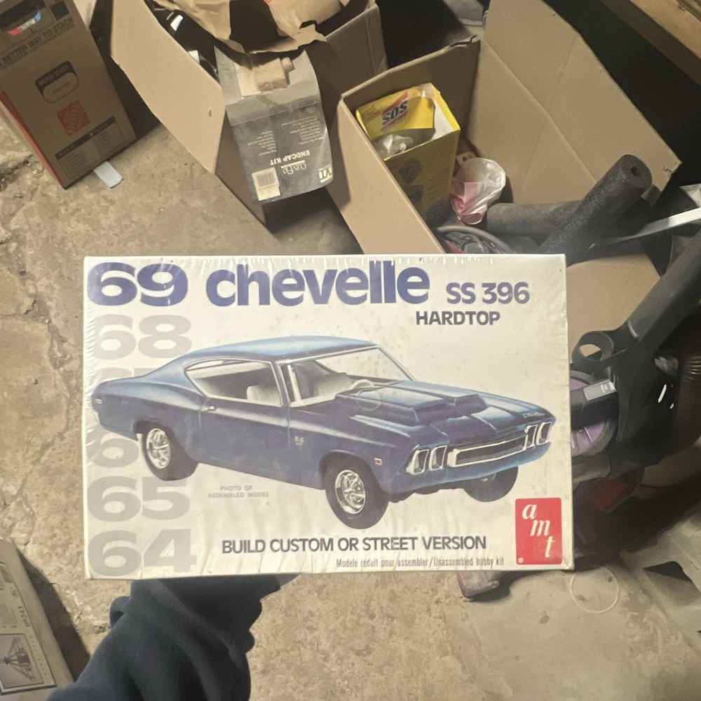 AMT ‘69 Chevelle Hardtop SS 396 1/25 Scale Model Kit
