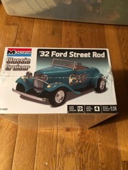 Monogram ’32 Ford Street Rod 1:24 Scale Model Car Kit Classic Cruiser