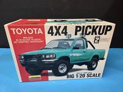 Lindberg Toyota 4X4 Pickup Big 1/20 Scale Truck Model Kit 72506, New Open box