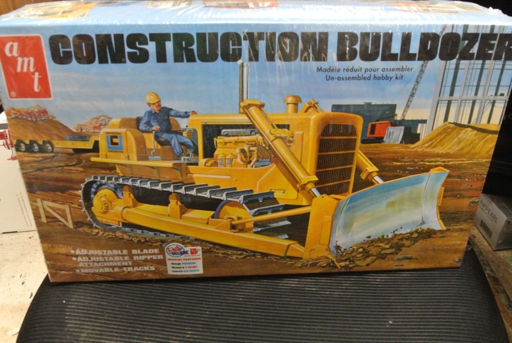 AMT 1086 Construction Bulldozer 1/25 Retro Deluxe Model Kit Sealed NOS 2019