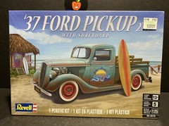 Revell 85-4516 1:25 1937 Ford Pickup Truck 2N’1 with Surfboard Plastic Model Kit
