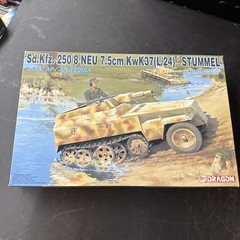 1/35 – Sd.Kfz. 250/8 Neu 7.5cm KwK379L/24) ‘Stummel’. NEW IN BOX