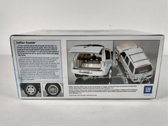 Cadillac Escalade 2 ‘n 1 Stock or Custom SUV Revell 1:25 Model Kit # 85-2189
