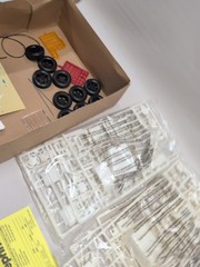 AMT/ERTL 8137 Diamond Reo Semi Tractor 1/25 Model Kit Factory Selaed Parts
