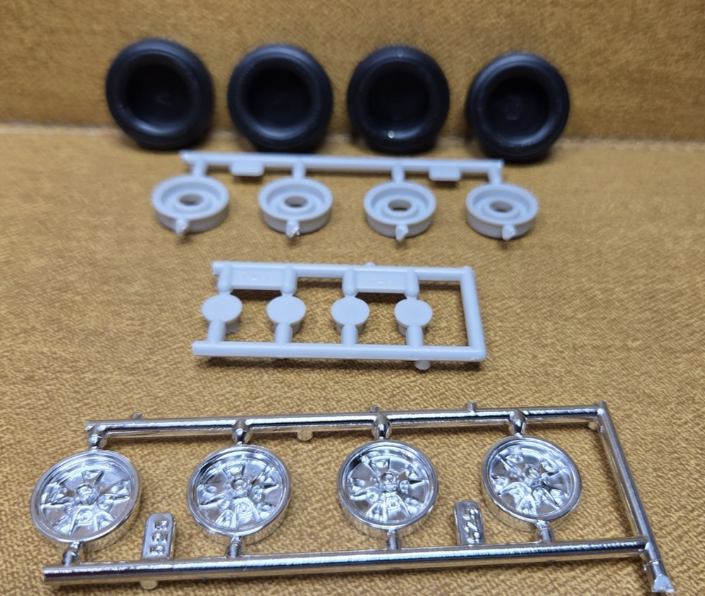 1967 Mustang Fastback STOCK WHEELS & TIRES 1:25 scale AMT NEW Model Kit PARTS
