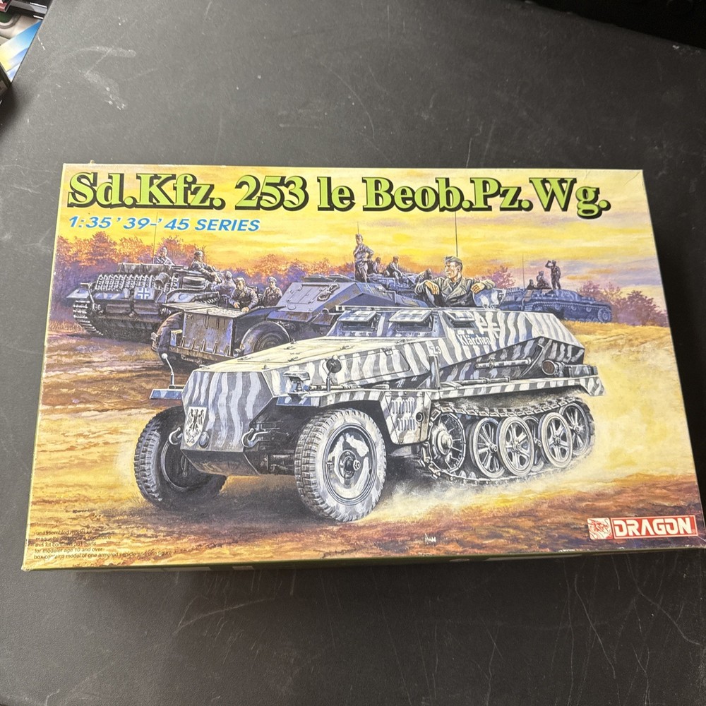 Dragon 6140 Sd. Kfz. 253 le Beob.Pz.Wg 1/35 Model Kit NEW