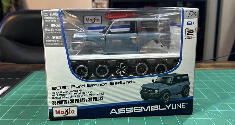 Maisto Assembly Line 2021 Ford Bronco Badlands 1:24 SC Diecast Model Kit 39535