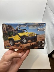 Revell Jeep Wrangler Rubicon Plastic Model Kit 85-4501 Factory Sealed 1:25