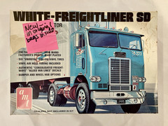AMT White Freightliner SD Truck Tractor Plastic Model Kit 1:25 Scale (Open Box)
