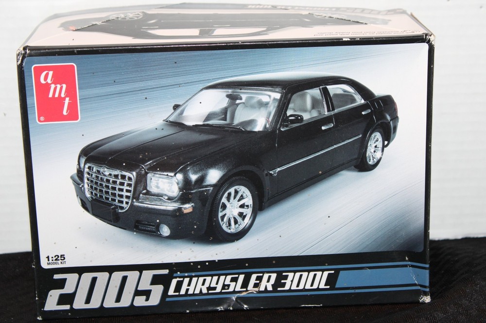 AMT® 1:25 Model Kit: 2005 Chrysler® 300C™ Sedan Car – Skill Level 2 – Open Box