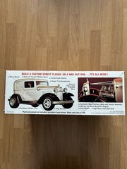 MPC KEEP ON TRUCKIN ‘32 FORD DELIVERY VAN 1/25 KIT 1-0767 1974 PARTIALLY ASSMB.